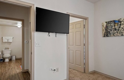 Downtown Oklahoma City Apartment | HEIRS VENTURES : PATRIOT - Near Civic Center . Museum . Oklahoma City Thunders . Self Check-In . With Washer and Dryer