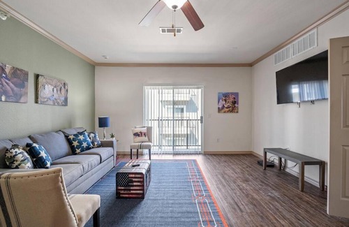 Downtown Oklahoma City Apartment | HEIRS VENTURES : PATRIOT - Near Civic Center . Museum . Oklahoma City Thunders . Self Check-In . With Washer and Dryer