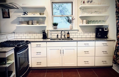 Hermann House | Helen's House-3 bed, 2 bath bungalow 3 blocks from Main Street!