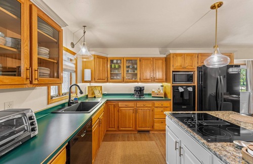McCall House | Helen's Place- Spacious pet friendly home near ponderosa park and golf