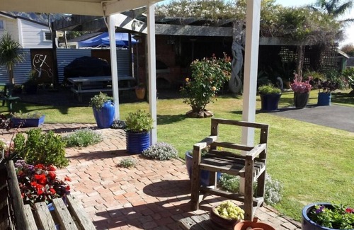 Tokomaru Bay Apartment | Helen's Villa Beach Front Accommodation