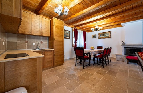Seoca House | Helena's Garden Retreat: Secluded Villa w/Garden