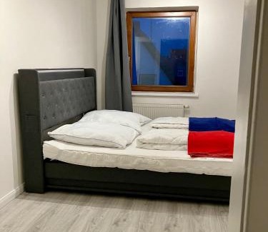 Landshut Apartment | Helle 4 Zimmer, Küche, Bad, WLAN, 24-7, Parkplatz, 4-10 Personen