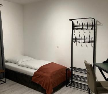 Landshut Apartment | Helle 4 Zimmer, Küche, Bad, WLAN, 24-7, Parkplatz, 4-10 Personen