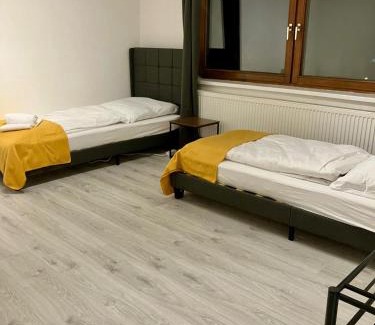 Landshut Apartment | Helle 4 Zimmer, Küche, Bad, WLAN, 24-7, Parkplatz, 4-10 Personen