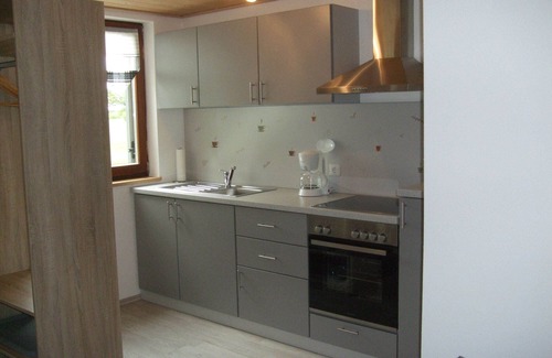 Stadtlauringen Apartment | Helle Ferienwohnung (60qm) mit Terrasse und großer Wiese