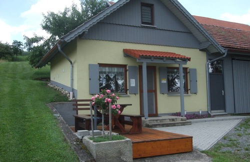 Stadtlauringen Apartment | Helle Ferienwohnung (60qm) mit Terrasse und großer Wiese