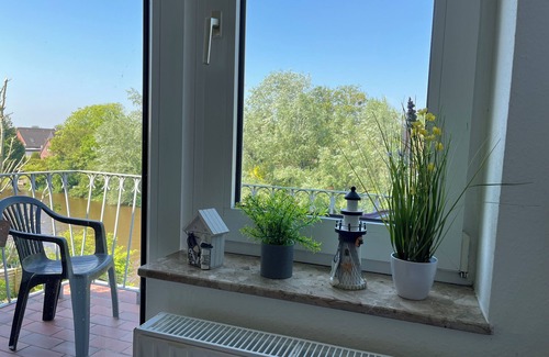 Westeraccumersiel Apartment | Helle Lichtdurchflutete Ferienwohnung mit Balkon und Tollem Ausblick