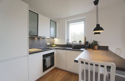 Eckernfoerde Apartment | Helle und Moderne Ferienwohnung mit Balkon, Direkt an der Ostsee