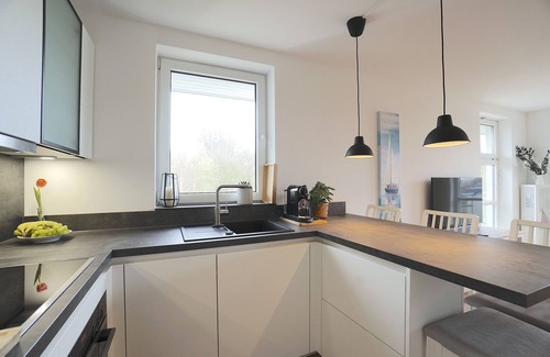 Eckernfoerde Apartment | Helle und Moderne Ferienwohnung mit Balkon, Direkt an der Ostsee