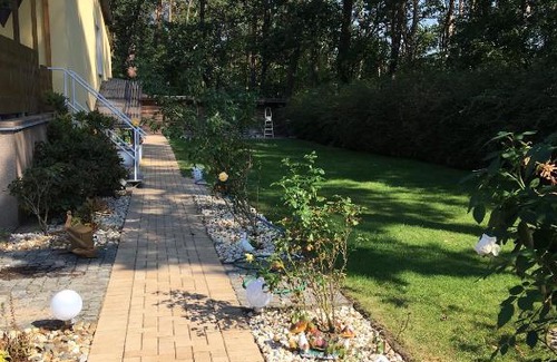 Michendorf House | Helles Doppelzimmer im Untergeschoss mit Bad im Grünen nahe Potsdam