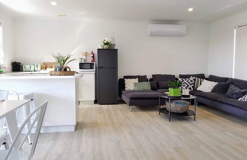 Alexandrina House | Hello Sailor! | Firepit | NBN | AppleTV | KingBed |PetFriendly | FussFree