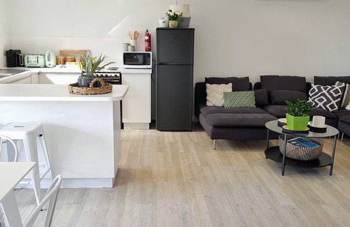 Alexandrina House | Hello Sailor! | Firepit | NBN | AppleTV | KingBed |PetFriendly | FussFree