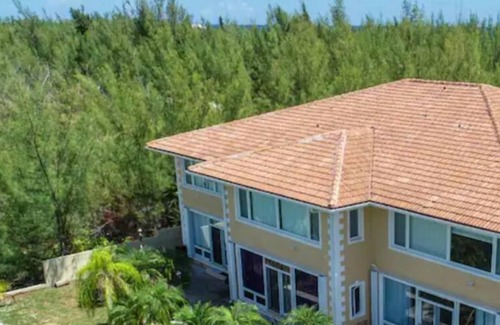 Bahamas Terrace House | Hello, your paradise found. Palm trees and ocean breeze!