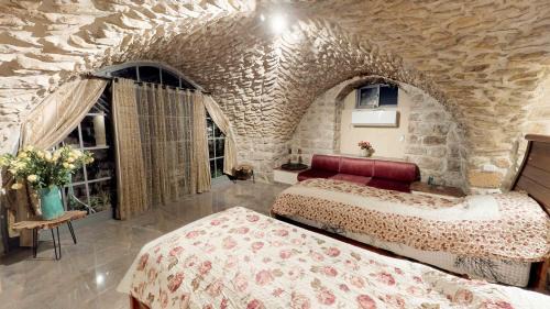 Safed Old City Cabin | HEMDAT NEFESH