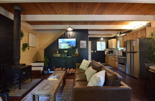 Paradise Estates House | Hemlock Haven | HotTub/Short Drive to Park/Wifi/EV