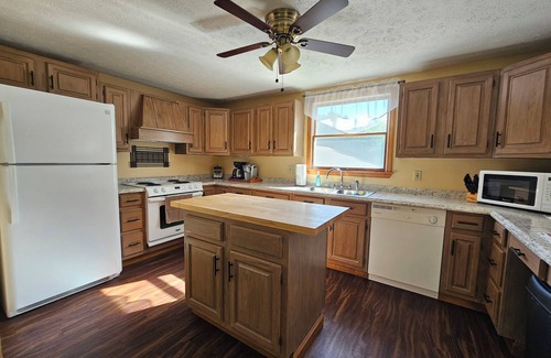 Pymatuning South House | Hemlock Hideaway– Quiet Getaway by Pymatuning Lake with Wi-Fi, and AC