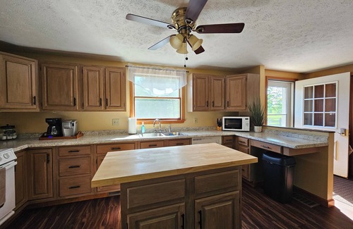 Pymatuning South House | Hemlock Hideaway– Quiet Getaway by Pymatuning Lake with Wi-Fi, and AC