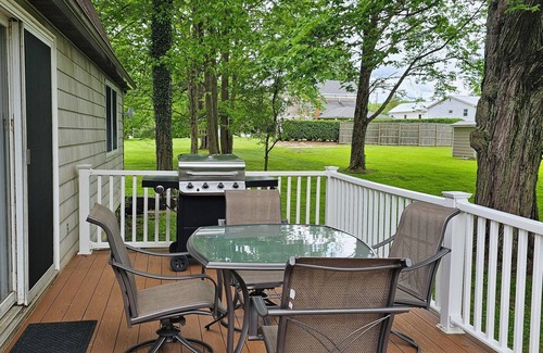 Pymatuning South House | Hemlock Hideaway– Quiet Getaway by Pymatuning Lake with Wi-Fi, and AC