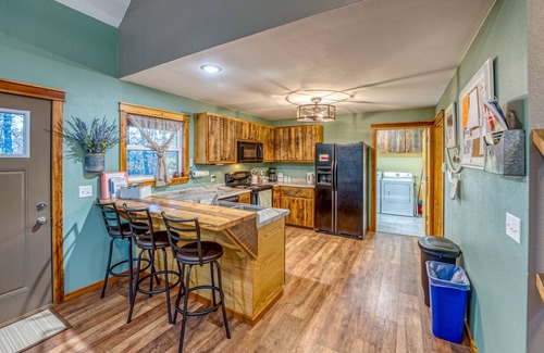 Compton Cabin | Hemmed-in-Hollow Cabin, Hikers Paradise with cell phone reception and wifi