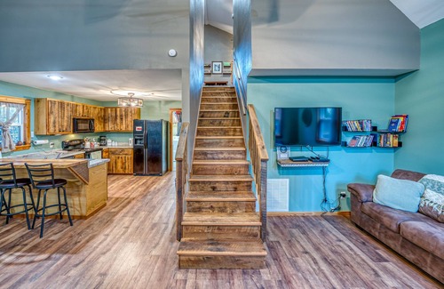 Compton Cabin | Hemmed-in-Hollow Cabin, Hikers Paradise with cell phone reception and wifi