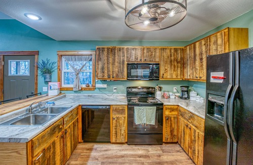 Compton Cabin | Hemmed-in-Hollow Cabin, Hikers Paradise with cell phone reception and wifi