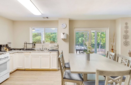 Geneva Apartment | Hemphill Vacation Rental w/Pool, Walk to Lake!