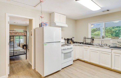 Geneva Apartment | Hemphill Vacation Rental w/Pool, Walk to Lake!