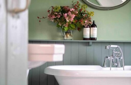 Scunthorpe Other | Hen Party & Large Groups: Luxury Manor House: Sleeps 24