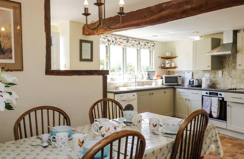 Moreton-in-Marsh Cottage | HENMARSH COTTAGE, pet friendly, with open fire in Moreton-In-Marsh