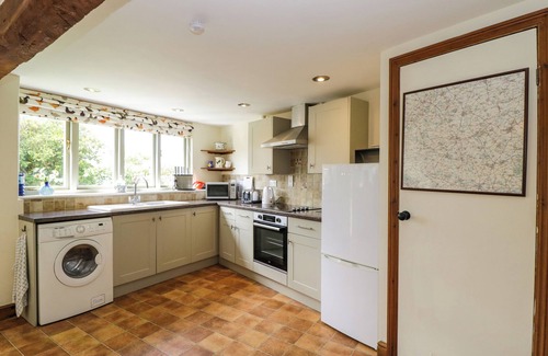 Moreton-in-Marsh Cottage | HENMARSH COTTAGE, pet friendly, with open fire in Moreton-In-Marsh