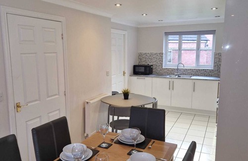 Hereford House | HEREFORD – Finch House: Modern 4-Bed, Dog Friendly, Sleeps 10 + Pool Table