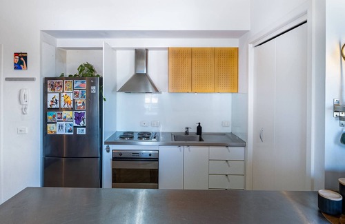 Brunswick West Apartment | Heritage Loft in Brunswick- city views, free secure parking + workspace