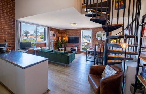 Brunswick West Apartment | Heritage Loft in Brunswick- city views, free secure parking + workspace