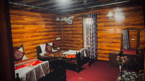 Dal Lake Hotel | heritage new moon group of houseboat