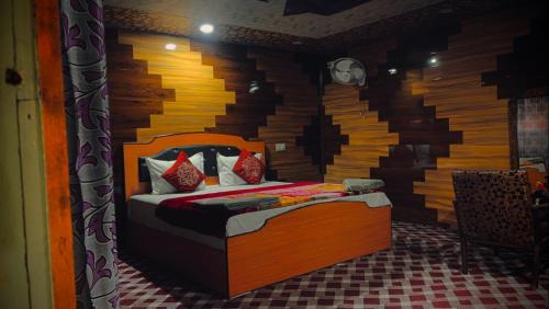 Dal Lake Hotel | heritage new moon group of houseboat