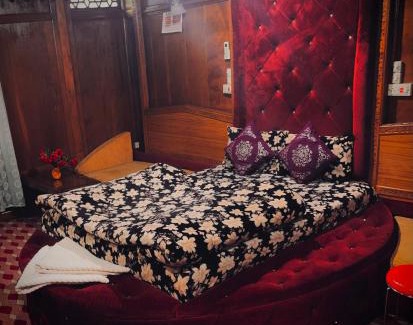 Dal Lake Hotel | heritage new moon group of houseboat