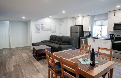 Central Okanagan House | Heritage Suite