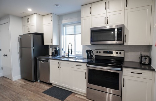Central Okanagan House | Heritage Suite