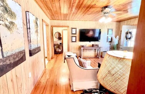 Cullman House | Heron Haus Cottage-Walmart Distribution/Rehau/3 mi. to Cullman Christkindlmarkt