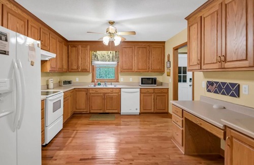 Leesville House | Heron's Flight | Sleeps 6 on Lake Murray