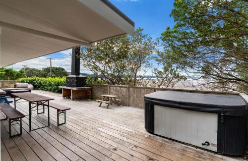 Snells Beach House | Heron's Hideaway - Snells Beach Holiday Home
