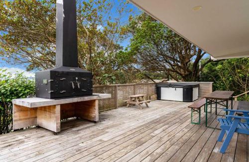 Snells Beach House | Heron's Hideaway - Snells Beach Holiday Home