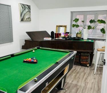 Hertingfordbury Villa | HERTFORD House with garden parking pet friendly pool room