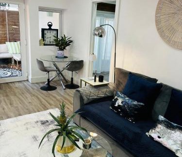 Hertingfordbury Villa | HERTFORD House with garden parking pet friendly pool room