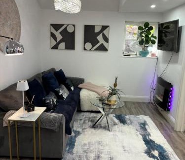 Hertingfordbury Villa | HERTFORD House with garden parking pet friendly pool room