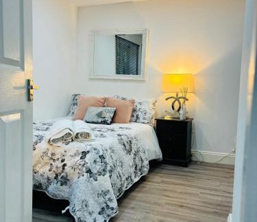 Hertingfordbury Villa | HERTFORD House with garden parking pet friendly pool room