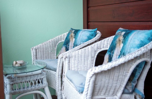 Gros Islet Cabin | Hibiscus Cabin - Cozy Getaway in peaceful Gros Islet