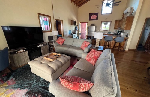 Isla de Utila House | Hibiscus House - Ocean Front with Private Pool