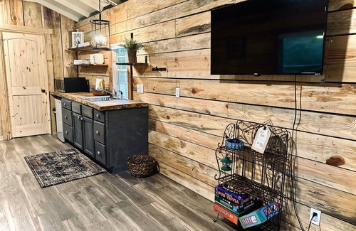 Cedar Bluff Cabin | Hickory Cabin @ Little River Hideout - Cozy tiny home right on Little River